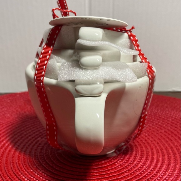 Rae Dunn Christmas Measuring Cups - Picture 3 of 4